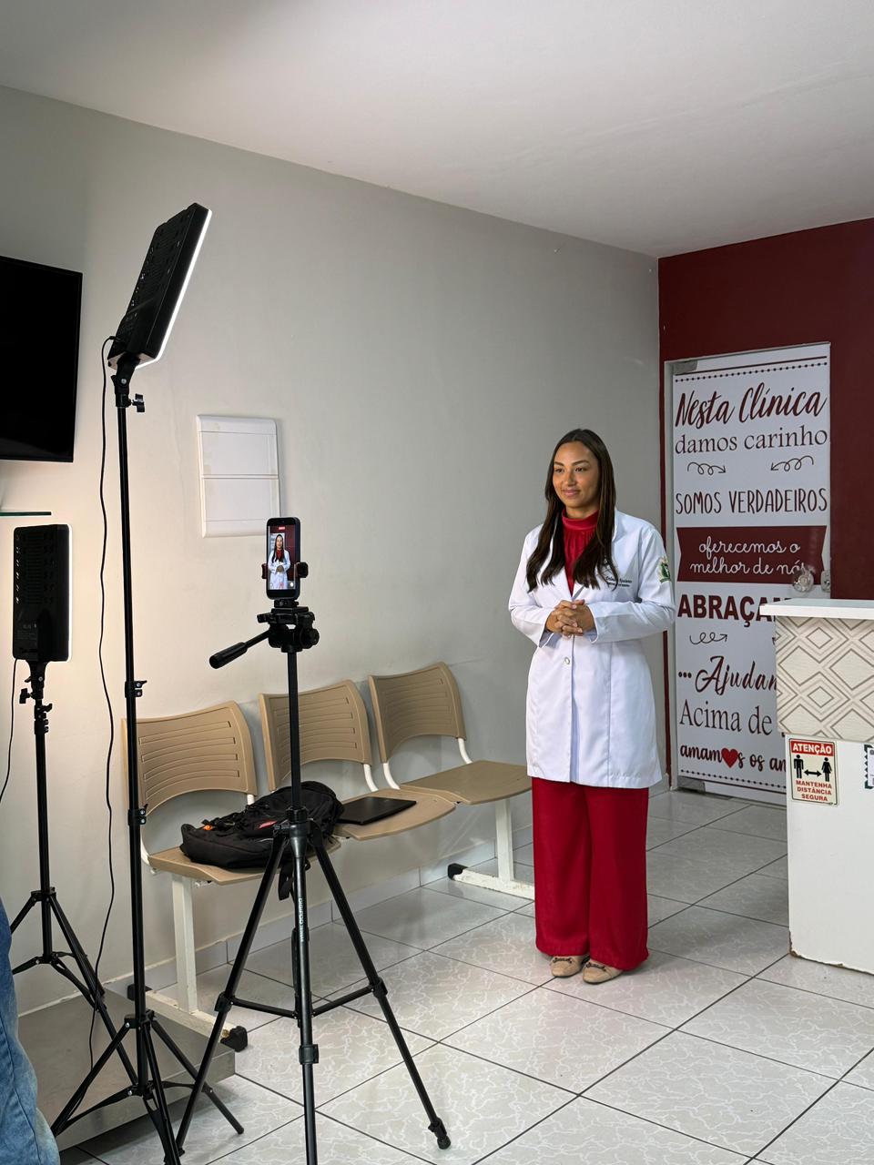 Setup de gravação com tripé, celular e iluminação profissional dentro da clínica